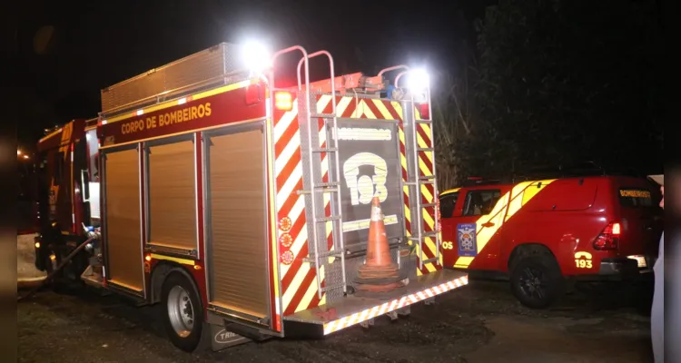 Bombeiros combateram as chamas e vistoriaram a residência