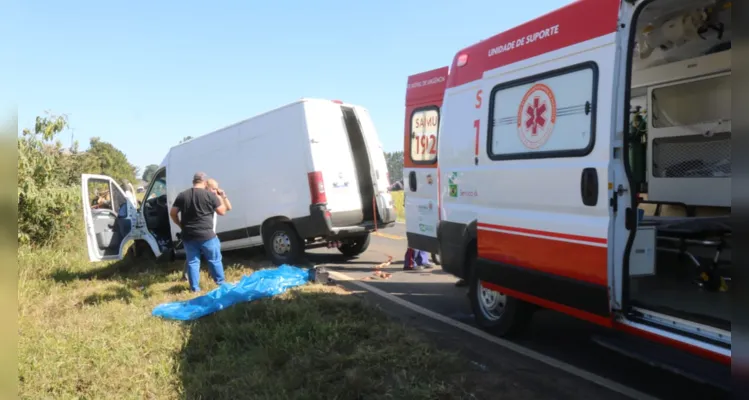 Vítimas viajavam na van que ficou destruída ao atingir a caminhonete