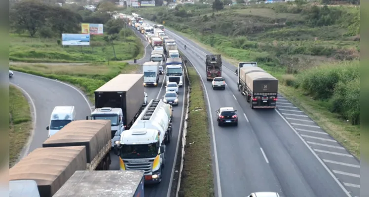 Motoristas enfrentam longas filas no trecho urbano por causa do acidente