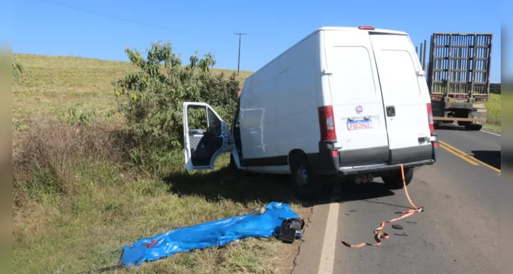 Vítimas viajavam na van que ficou destruída ao atingir a caminhonete