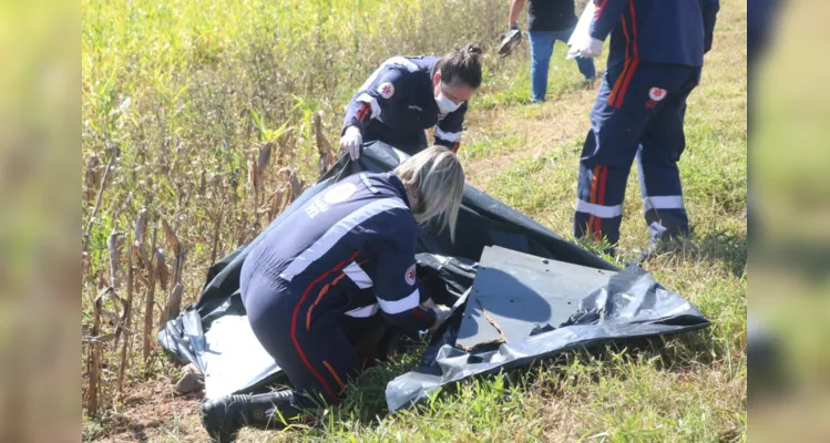 Vítimas viajavam na van que ficou destruída ao atingir a caminhonete