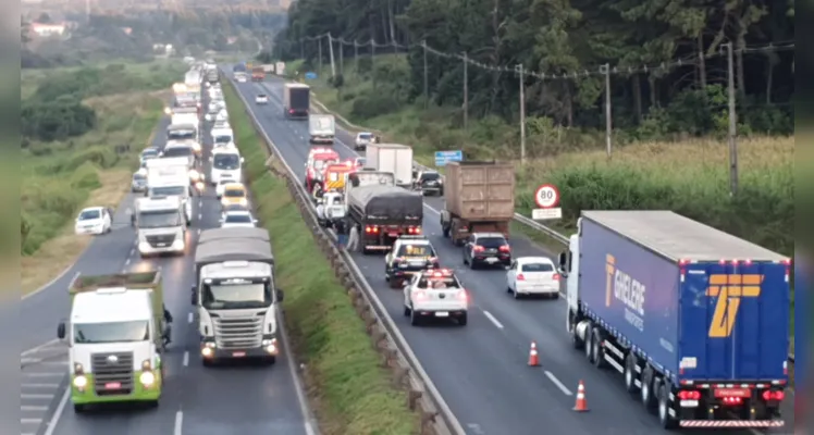 Motoristas enfrentam longas filas no trecho urbano por causa do acidente