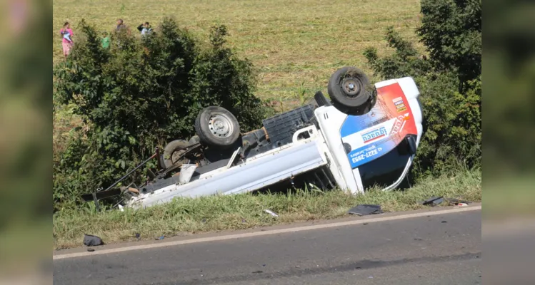 Vítimas viajavam na van que ficou destruída ao atingir a caminhonete