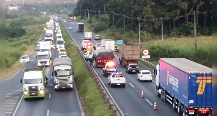 Motoristas enfrentam longas filas no trecho urbano por causa do acidente