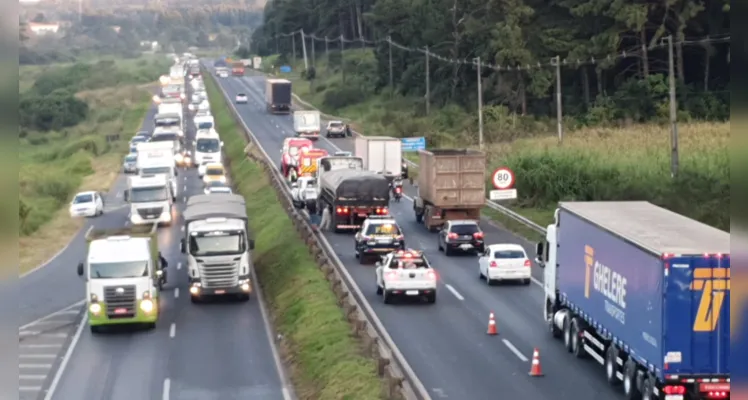 Motoristas enfrentam longas filas no trecho urbano por causa do acidente