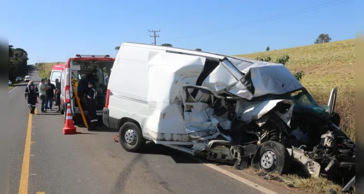 Vítimas viajavam na van que ficou destruída ao atingir a caminhonete