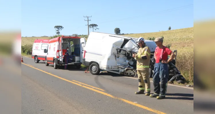 Vítimas viajavam na van que ficou destruída ao atingir a caminhonete