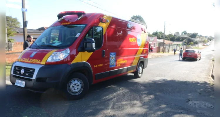 Bombeiros e socorristas do Siate prestaram atendimento à vítima