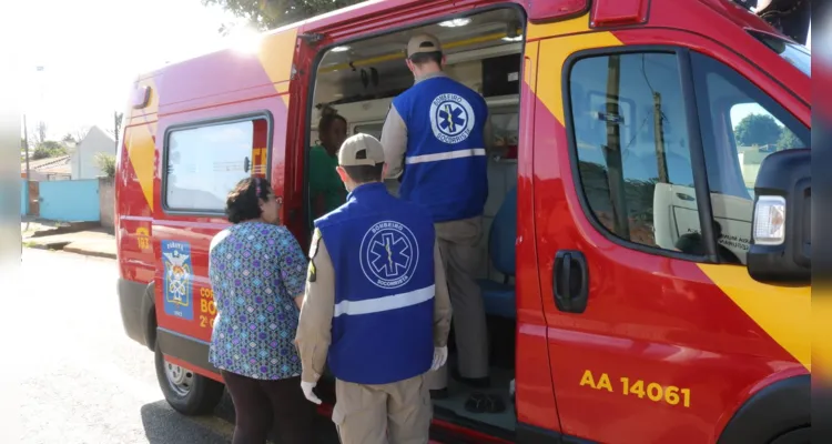 Bombeiros e socorristas do Siate prestaram atendimento à vítima