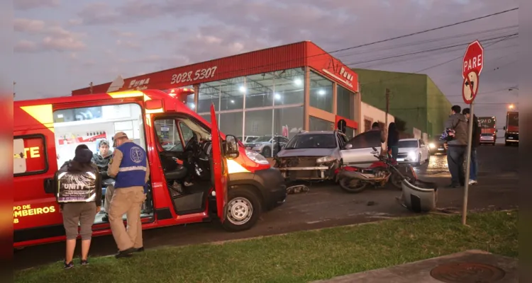 Batida em cruzamento deixou motociclista ferido