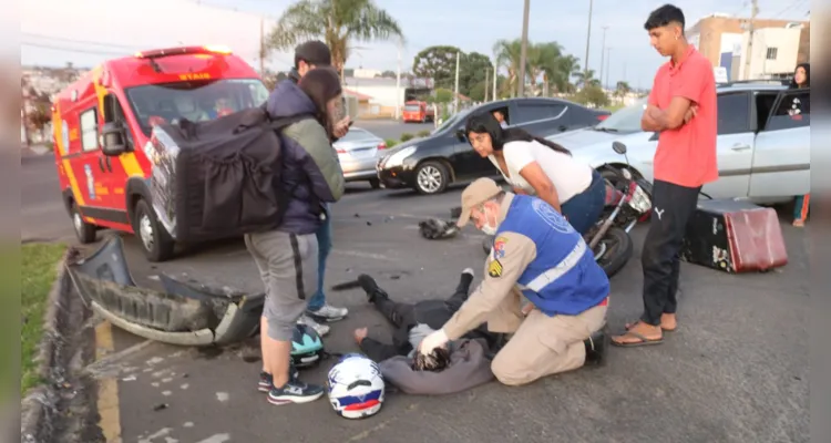 Batida em cruzamento deixou motociclista ferido