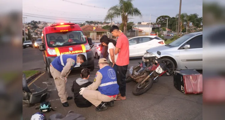 Batida em cruzamento deixou motociclista ferido