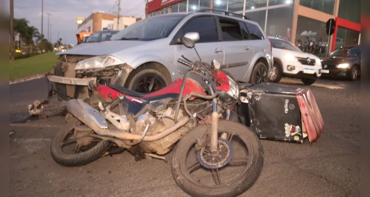 Batida em cruzamento deixou motociclista ferido