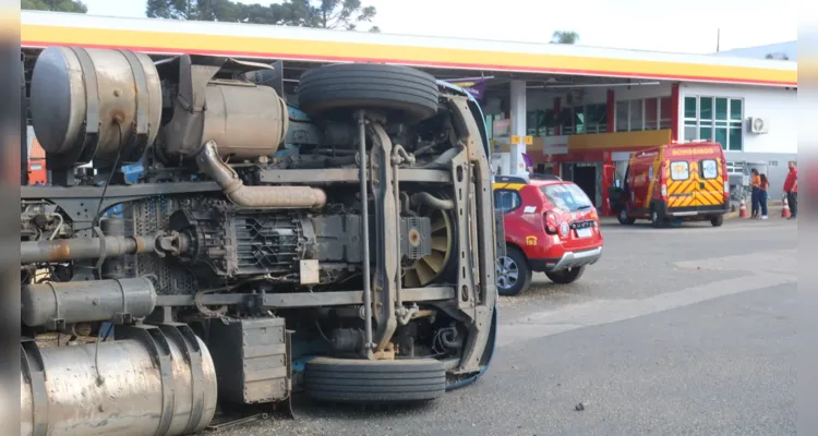 Motorista da carreta sofreu lesões leves no acidente em pátio de posto