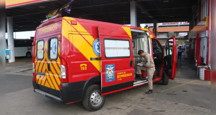 Motorista da carreta sofreu lesões leves no acidente em pátio de posto