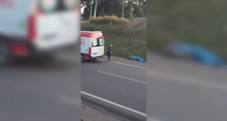 Carro teria capotado após colidir contra anteparo na rodovia