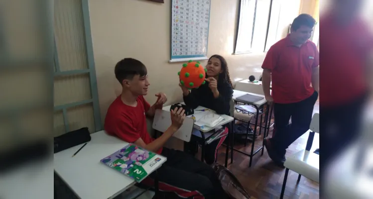 Os alunos elaboraram maquestes, fizeram trabalhos teóricos e realizaram apresentações envolvendo os modelos atômicos