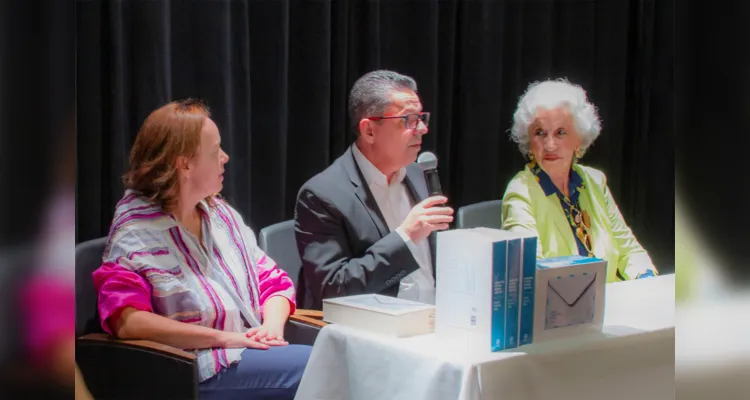 Lançamento de 'Poesia Reunida' na Estação Arte 