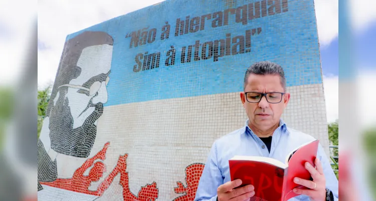 Miguel Sangues Neto com o livro 'Um amor Anarquista'