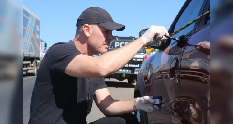 Carro foi localizado às margens da PR-151, próximo à trincheira do Jardim Los Angeles