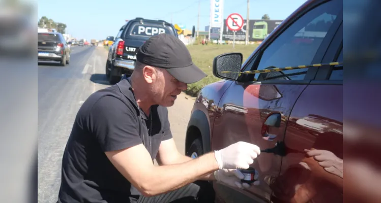 Carro foi localizado às margens da PR-151, próximo à trincheira do Jardim Los Angeles