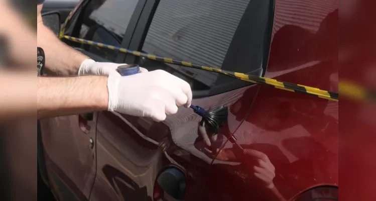 Carro foi localizado às margens da PR-151, próximo à trincheira do Jardim Los Angeles