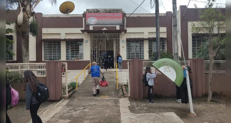 Ocorrência foi registrada numa escola na Avenida Carlos Cavalcanti