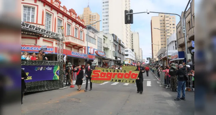 Desfile da Independência atrai multidão em Ponta Grossa