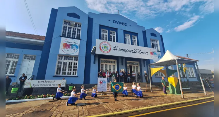 Cerimônia teve momento cívico com hinos, apresentações de escola e Cmei, encerrando com premiação do Vamos Ler