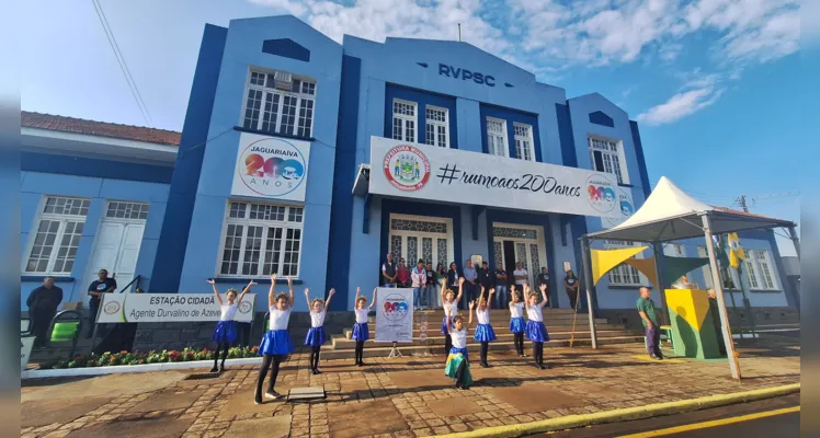 Cerimônia teve momento cívico com hinos, apresentações de escola e Cmei, encerrando com premiação do Vamos Ler