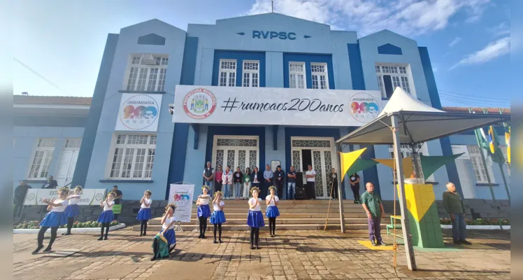 Cerimônia teve momento cívico com hinos, apresentações de escola e Cmei, encerrando com premiação do Vamos Ler