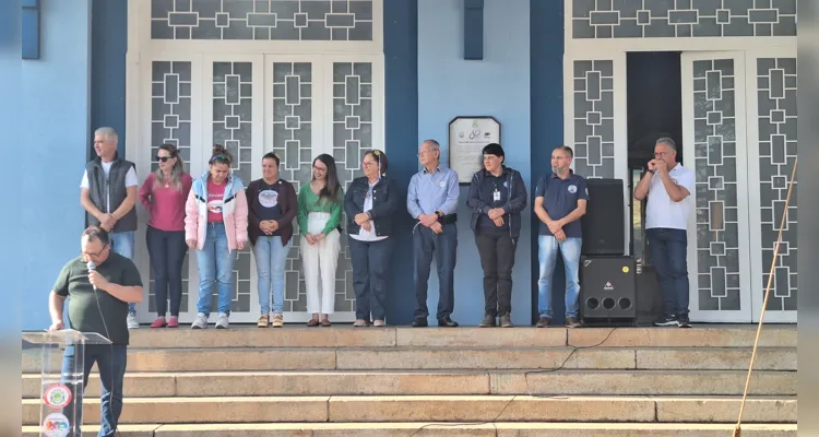 Cerimônia teve momento cívico com hinos, apresentações de escola e Cmei, encerrando com premiação do Vamos Ler