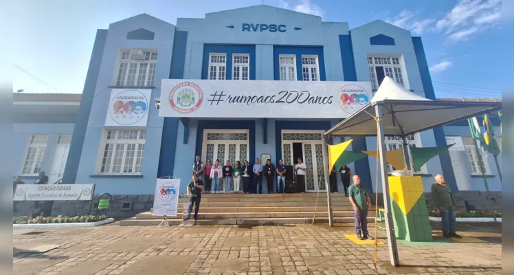Cerimônia teve momento cívico com hinos, apresentações de escola e Cmei, encerrando com premiação do Vamos Ler