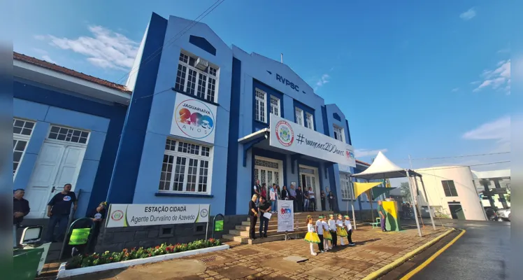 Cerimônia teve momento cívico com hinos, apresentações de escola e Cmei, encerrando com premiação do Vamos Ler