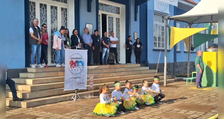 Cerimônia teve momento cívico com hinos, apresentações de escola e Cmei, encerrando com premiação do Vamos Ler