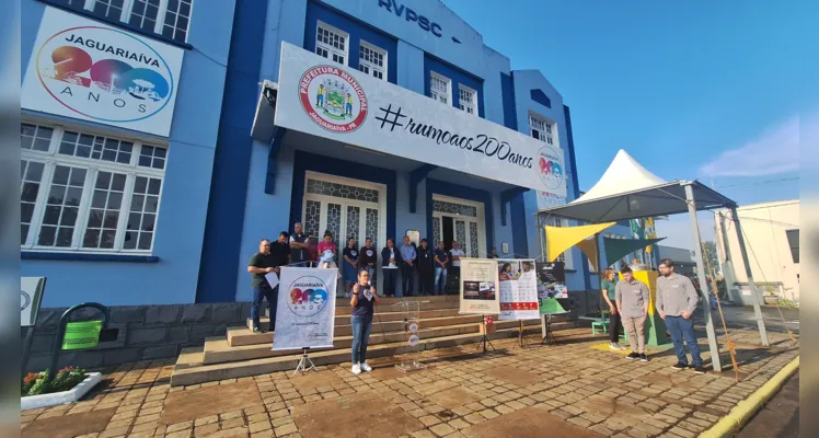 Cerimônia teve momento cívico com hinos, apresentações de escola e Cmei, encerrando com premiação do Vamos Ler