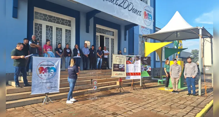Cerimônia teve momento cívico com hinos, apresentações de escola e Cmei, encerrando com premiação do Vamos Ler