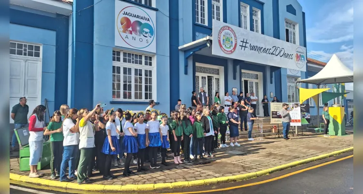 Cerimônia teve momento cívico com hinos, apresentações de escola e Cmei, encerrando com premiação do Vamos Ler