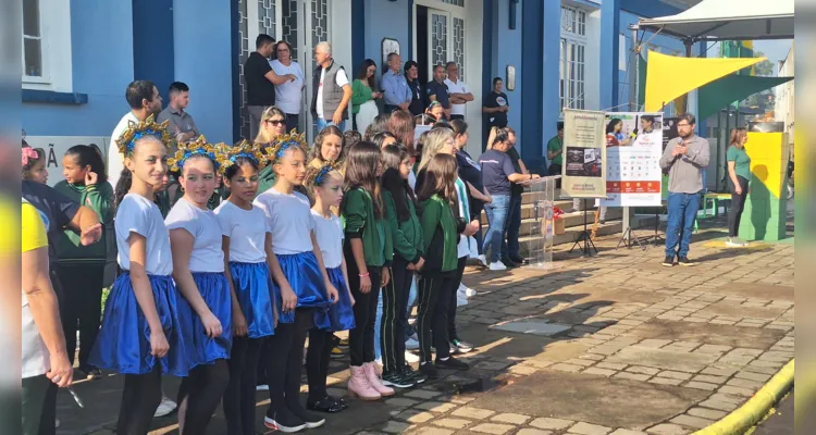 Cerimônia teve momento cívico com hinos, apresentações de escola e Cmei, encerrando com premiação do Vamos Ler