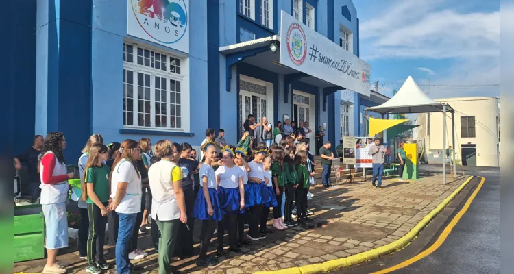Cerimônia teve momento cívico com hinos, apresentações de escola e Cmei, encerrando com premiação do Vamos Ler