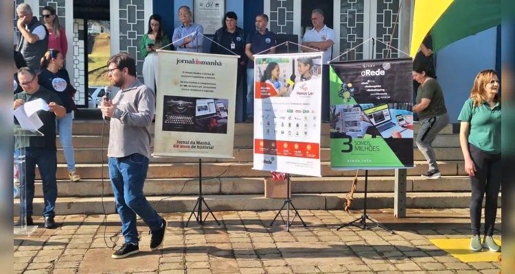 Cerimônia teve momento cívico com hinos, apresentações de escola e Cmei, encerrando com premiação do Vamos Ler