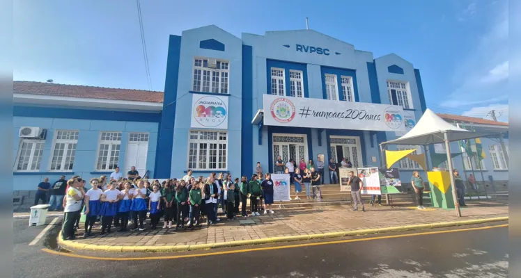 Cerimônia teve momento cívico com hinos, apresentações de escola e Cmei, encerrando com premiação do Vamos Ler