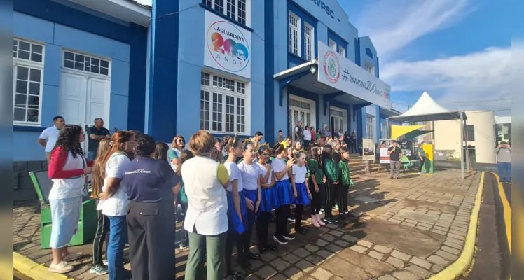 Cerimônia teve momento cívico com hinos, apresentações de escola e Cmei, encerrando com premiação do Vamos Ler