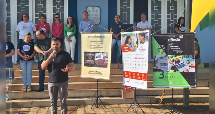 Cerimônia teve momento cívico com hinos, apresentações de escola e Cmei, encerrando com premiação do Vamos Ler