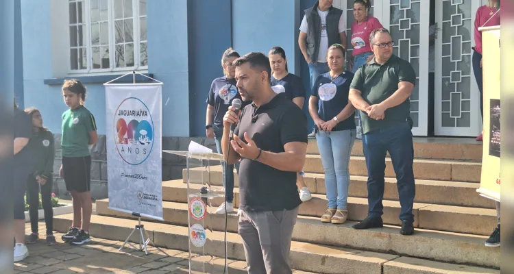 Cerimônia teve momento cívico com hinos, apresentações de escola e Cmei, encerrando com premiação do Vamos Ler
