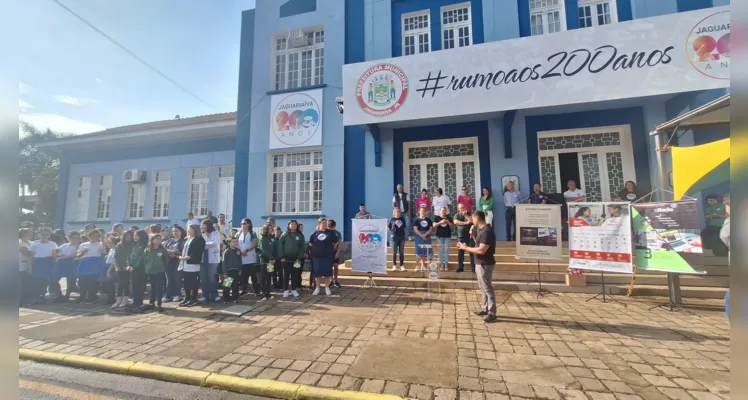 Cerimônia teve momento cívico com hinos, apresentações de escola e Cmei, encerrando com premiação do Vamos Ler
