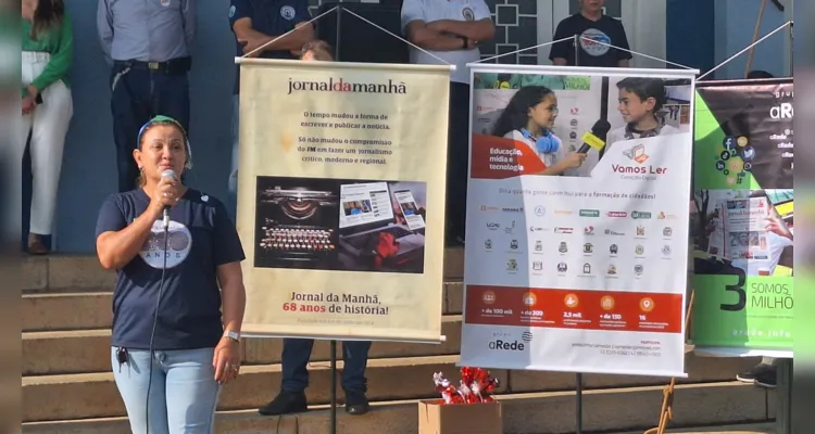Cerimônia teve momento cívico com hinos, apresentações de escola e Cmei, encerrando com premiação do Vamos Ler
