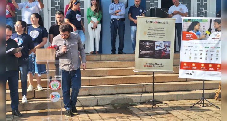Cerimônia teve momento cívico com hinos, apresentações de escola e Cmei, encerrando com premiação do Vamos Ler