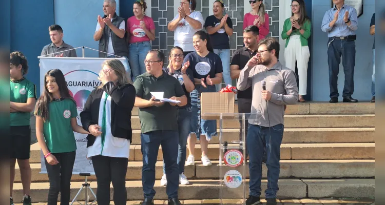 Cerimônia teve momento cívico com hinos, apresentações de escola e Cmei, encerrando com premiação do Vamos Ler