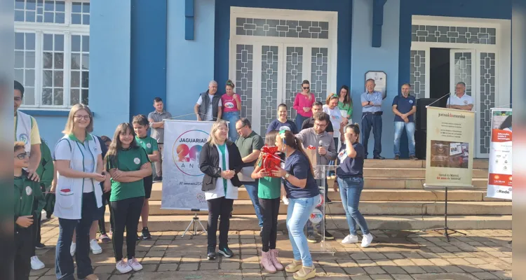 Cerimônia teve momento cívico com hinos, apresentações de escola e Cmei, encerrando com premiação do Vamos Ler